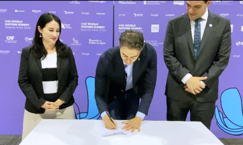 Mayor Quintero plays Captain Planet for adoring foreigners. (photo: Twitter)