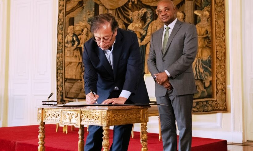 Luis Gilberto Murillo Urrutia (right) with President Elect Gustavo Petro