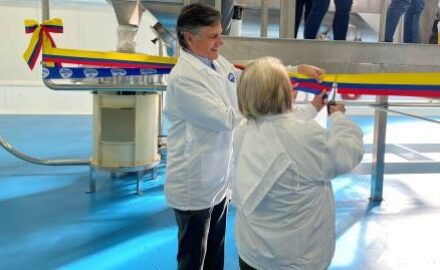 Ernesto Fajardo, president of Alpina, and the Minister of Agriculture and Rural Development, Cecilia López.