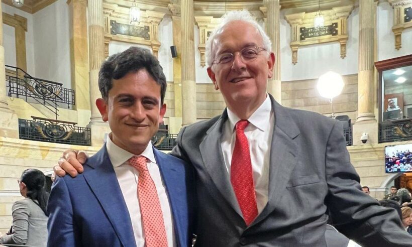 Taxation chief Luís Carlos Reyes (left) & Finance Minister José Ocampo