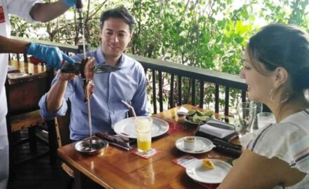 The mayor chowing down on a big beef as his wife looks on (photo: Twitter account of José Félix Lafaurie)