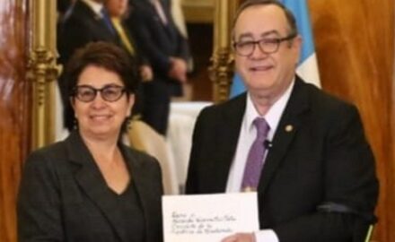 Colombia's Ambassador Victoria González Ariza presents credentials to Guatemala's President Alejandro Giammattei in January, 2023 (photo: Guatemalan foreign ministry).