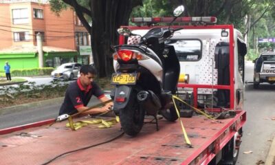 Motorcycle getting towed ©Liliana Padierna