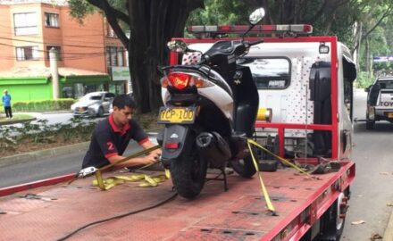Motorcycle getting towed ©Liliana Padierna