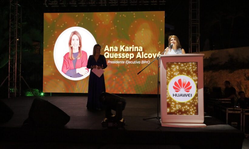 Ana Karina Quessep, president of BPrO, talks on stage at the CX Summit 2023 in Cartagena.