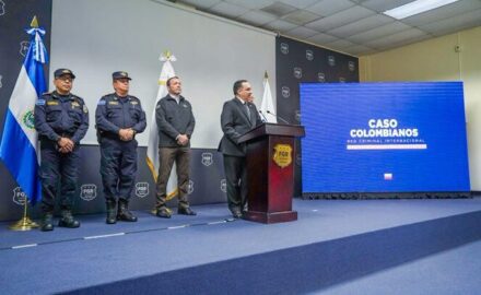 Prosecutor of El Salvador publicly presents the case against 110 Colombians and others allegedly involved in the Gota a Gota loan shark operation. (Photo: General Prosecutor Office of El Salvador, @FGR_SV)