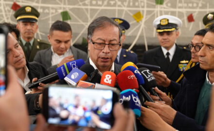 President Gustavo Petro being questioned by the Colombian press. (Photo credit: Presidencia de la República)
