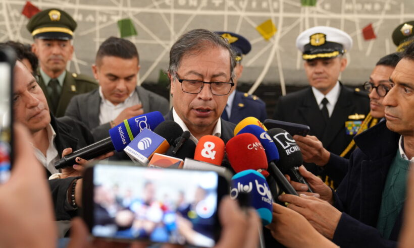 President Gustavo Petro being questioned by the Colombian press. (Photo credit: Presidencia de la República)