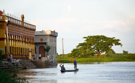 A small boat on a waterway in Colombia. (Credit: MinCIT).