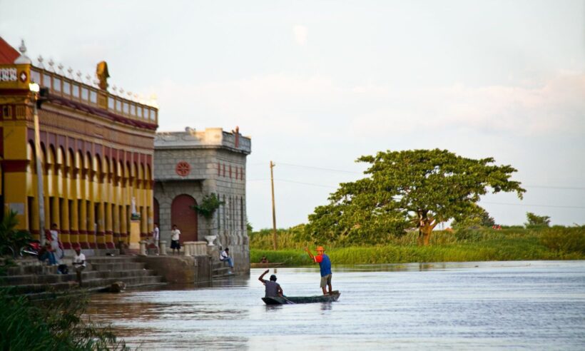 A small boat on a waterway in Colombia. (Credit: MinCIT).
