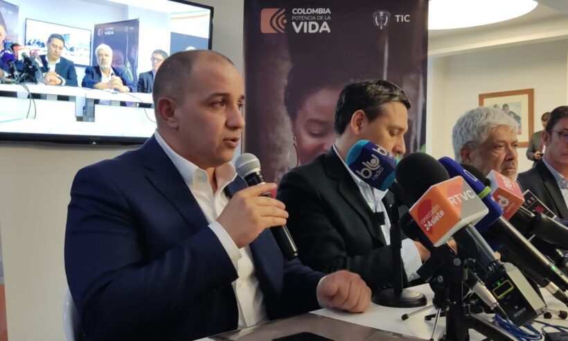 Jorge Andrés Carrillo Cardoso, general manager of EPM, speaks to the press following the agreement. (Image credit: EPM)