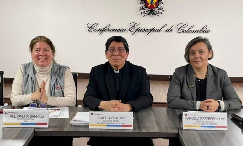 Members of the La Misión de Observación Electoral (MOE) meeting in August before the elections.