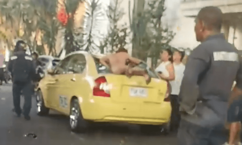 Authorities were unable to ascertain why the naked foreigner decided to climb the tree over a busy intersection. (Photo: Twitter)