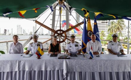 The contract-signing ceremony was attended by representatives from both Cotecmar and Damen, as well as high-ranking officials from the Colombian Navy and the Dutch ambassador to Colombia.