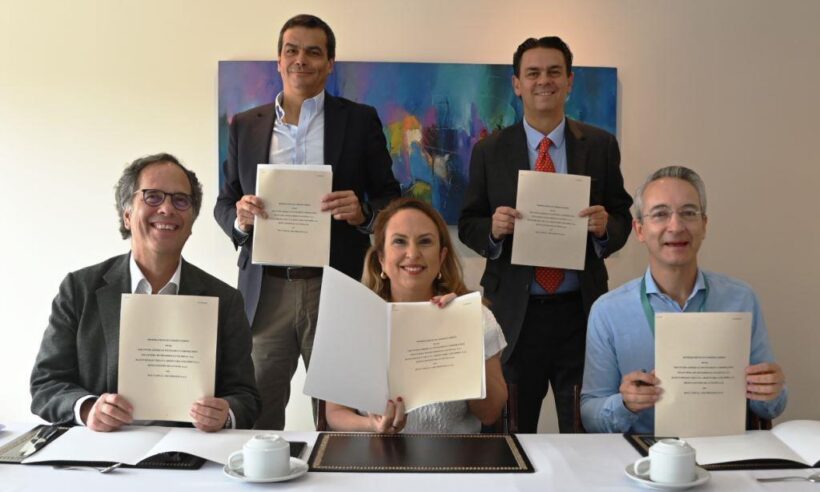 Standing from left to right: Camilo Baptiste (Partner Bonus Asset Management) and Daniel Umaña (President Due Capital and Services) Seated: Francisco Lozano (President FDN), Marisela Alvarenga (General Director of Business IDB Invest) and Mario Pardo (President BBVA Colombia)