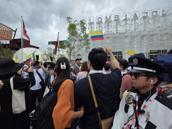 Visitors to the Colombia pavilion in Osaka, Japan (photo: MinCIT)