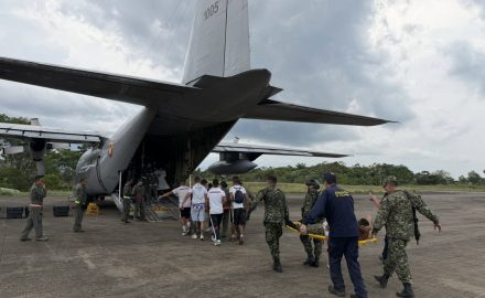 Members of the Colombian Air Force (FAC) assist in the response and evacuation of injured people following the crash. Photo courtesy of the FAC.