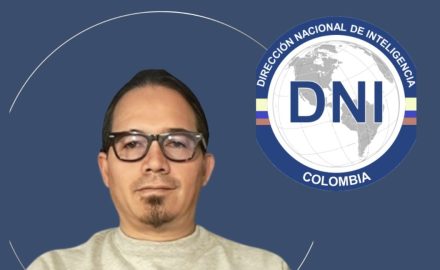 Photo 1. Wilmar Mejía and the logo of Colombia’s National Intelligence Directorate (DNI). Photo illustration by Finance Colombia.