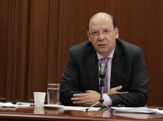 Photo 1. Germán Ávila, Colombia’s finance minister, speaks at a press conference announcing his decision. Photo courtesy of the Finance Ministry.