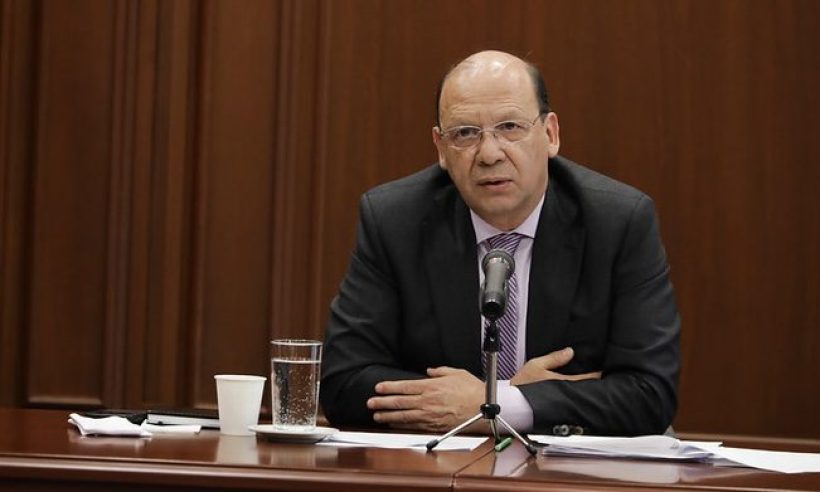 Photo 1. Germán Ávila, Colombia’s finance minister, speaks at a press conference announcing his decision. Photo courtesy of the Finance Ministry.
