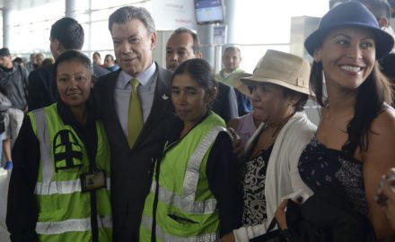 President Santos in Bogotá's El Dorado International Airport, flanked by 2 airport employees. Photo credit: Efraín Herrera