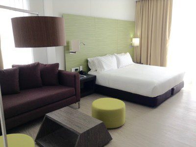 Holiday Inn Express Cartagena example guest room