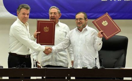 Colombian President Juan Manuel Santos celebrates the beginnings of peace with FARC commander Rodrigo Londoรฑo Echeverri, aka, Timochenko. (Credit: Presidencia de la Repรบblica / Juan David Tena. SIG)