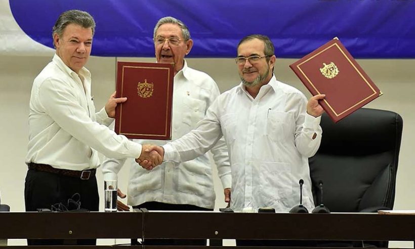 Colombian President Juan Manuel Santos celebrates the beginnings of peace with FARC commander Rodrigo Londoño Echeverri, aka, Timochenko. (Credit: Presidencia de la República / Juan David Tena. SIG)
