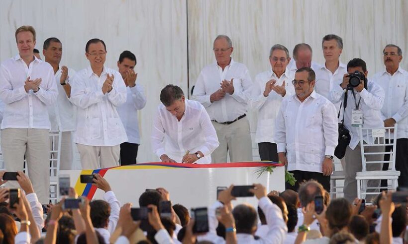 colombia peace signing santos timochenko