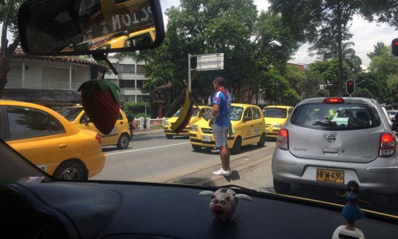 taxi protest colombia bogota medellin taxista paro tortuga Uber