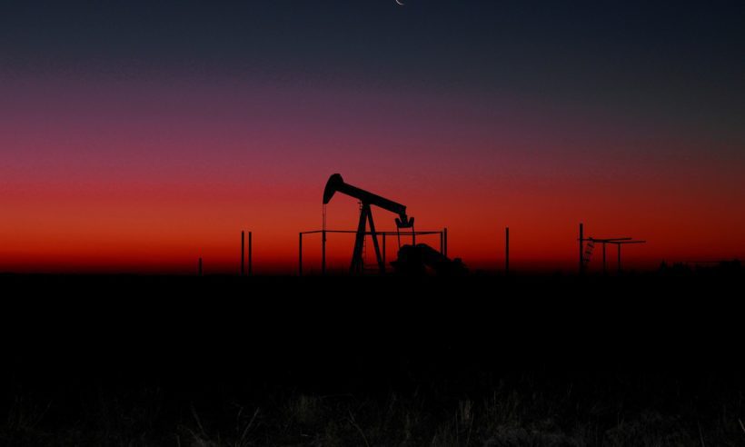 oil drilling rig (Photo credit: ARMBRUSTERBIZ / Pixabay)