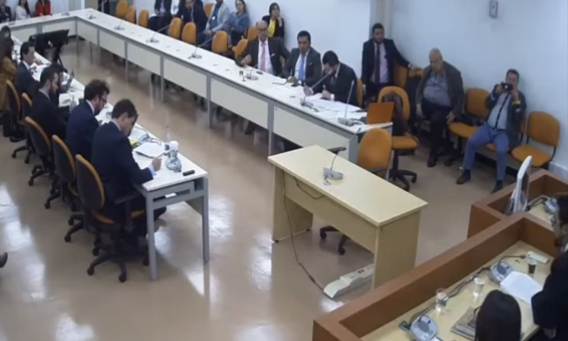 Video footage where SIC head Andrés Barreto rules Uber illegal in Colombia
