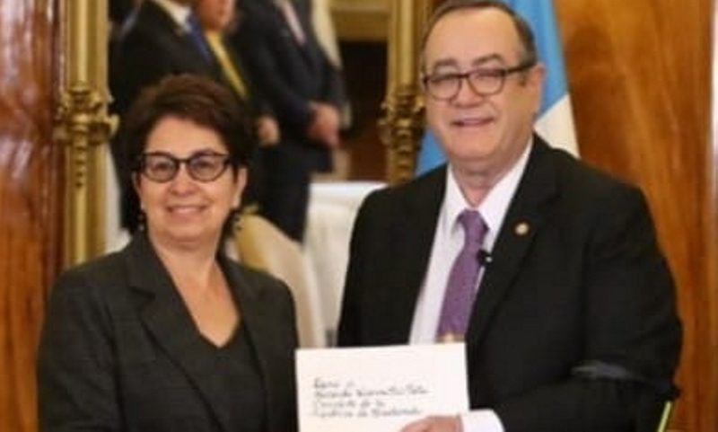 Colombia's Ambassador Victoria González Ariza presents credentials to Guatemala's President Alejandro Giammattei in January, 2023 (photo: Guatemalan foreign ministry).