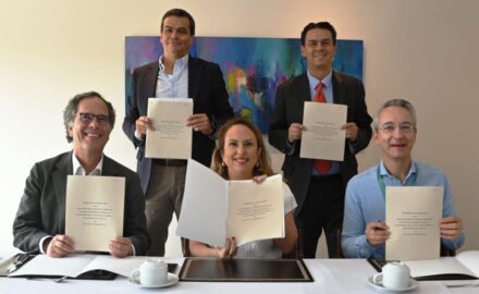 Standing from left to right: Camilo Baptiste (Partner Bonus Asset Management) and Daniel Umaรฑa (President Due Capital and Services) Seated: Francisco Lozano (President FDN), Marisela Alvarenga (General Director of Business IDB Invest) and Mario Pardo (President BBVA Colombia)