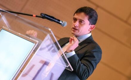 Minister Luis Carlos Reyes Hernรกndez