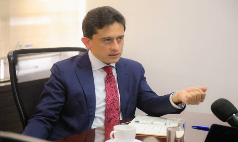 Minister Luis Carlos Reyes Hernรกndez