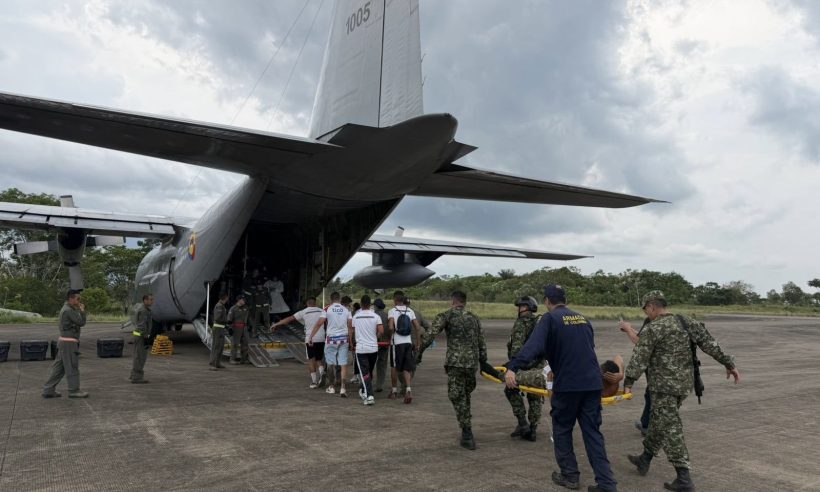 Members of the Colombian Air Force (FAC) assist in the response and evacuation of injured people following the crash. Photo courtesy of the FAC.