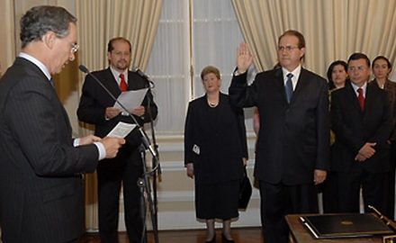 In 2008 then President Álvaro Uribe swore in José Leonidas Bustos Martínez as magistrate of the Criminal Cassation (Appeals) Chamber of the Supreme Court of Justice, during a ceremony held Tuesday, April 1st, in the Gobelinos Hall of the presidential palace (photo: Presidential Archives of Colombia)