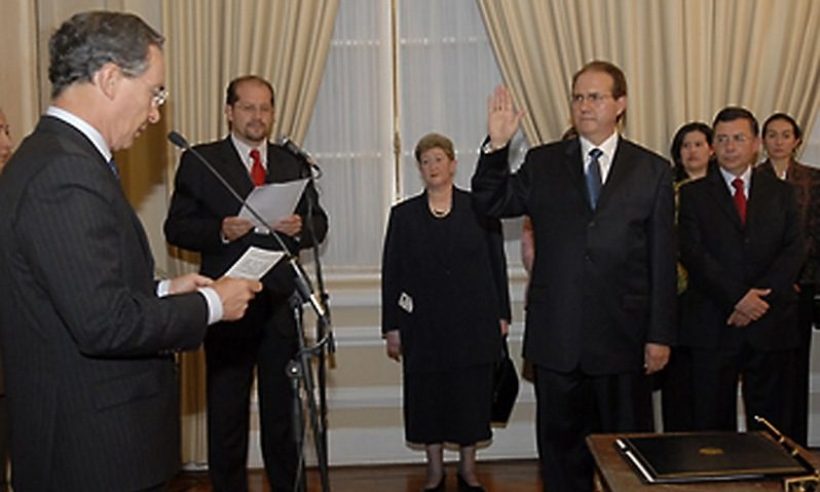 In 2008 then President Álvaro Uribe swore in José Leonidas Bustos Martínez as magistrate of the Criminal Cassation (Appeals) Chamber of the Supreme Court of Justice, during a ceremony held Tuesday, April 1st, in the Gobelinos Hall of the presidential palace (photo: Presidential Archives of Colombia)