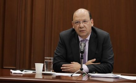 Photo 1. Germán Ávila, Colombia’s finance minister, speaks at a press conference announcing his decision. Photo courtesy of the Finance Ministry.