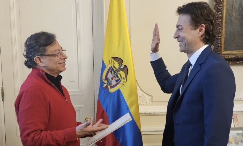 Daniel Quintero and President Gustavo Petro during the swearing-in ceremony of the new health superintendent. Photo courtesy of the Presidency of Colombia.