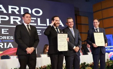 President-elect Abelardo de la Espriella, left, and Vice President-elect José Manuel Restrepo hold their official credentials during the certification ceremony conducted by Colombia’s National Electoral Council. Photo courtesy of the National Electoral Council.