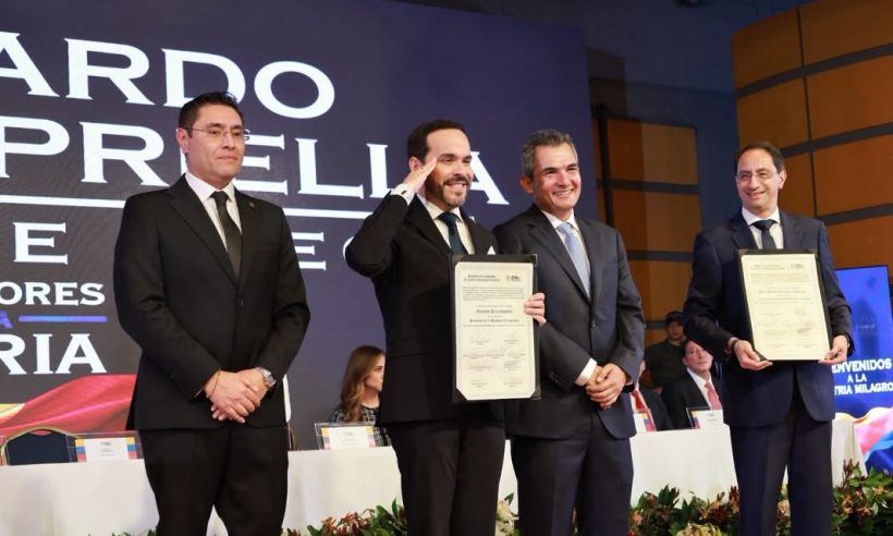 President-elect Abelardo de la Espriella, left, and Vice President-elect José Manuel Restrepo hold their official credentials during the certification ceremony conducted by Colombia’s National Electoral Council. Photo courtesy of the National Electoral Council.