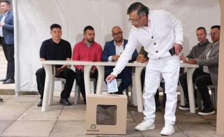 Gustavo Petro voting