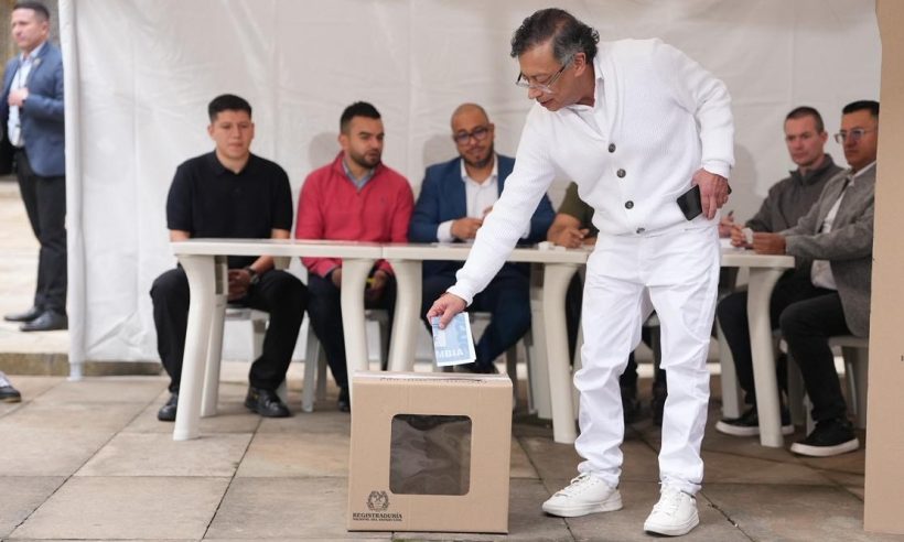 Gustavo Petro voting