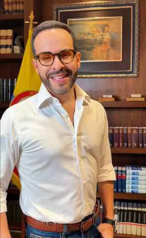 Abelardo de la Espriella is a millionaire defense attorney, singer & rum impresario. (photo: Twitter screencapture)