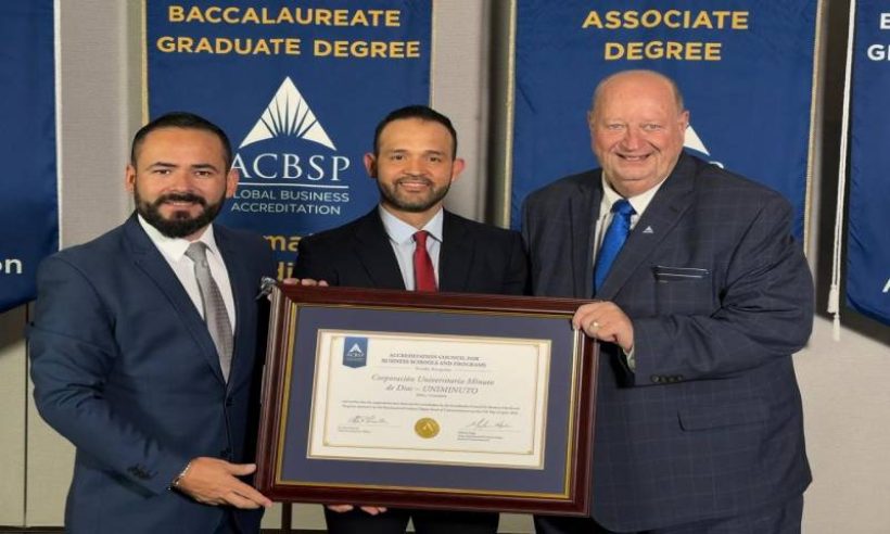 Two members of the UNIMINUTO Faculty of Economic and Administrative Sciences accepting the accreditation from the ACSBSP. Photo provided by UNIMOTO Press Office.