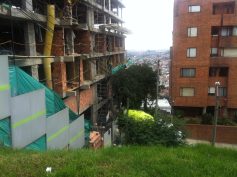 A Bogotá apartment building under construction (photo: Loren Moss)