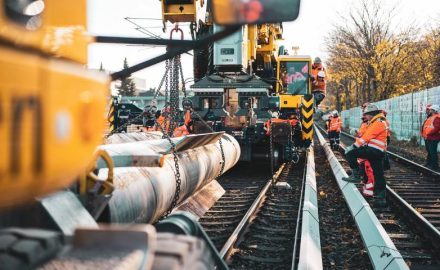 Construction workers on the job. According to the report, more formal employment are vulnerable to market changes, and workers are receiving a lower income relative to the minimum wage. Stock photo by Kevin Seibel via Pixabay.