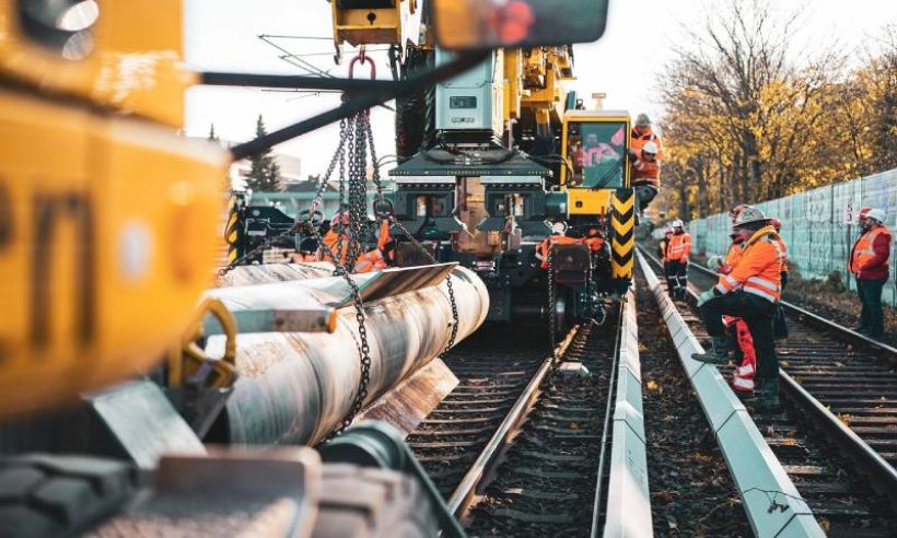 Construction workers on the job. According to the report, more formal employment are vulnerable to market changes, and workers are receiving a lower income relative to the minimum wage. Stock photo by Kevin Seibel via Pixabay.